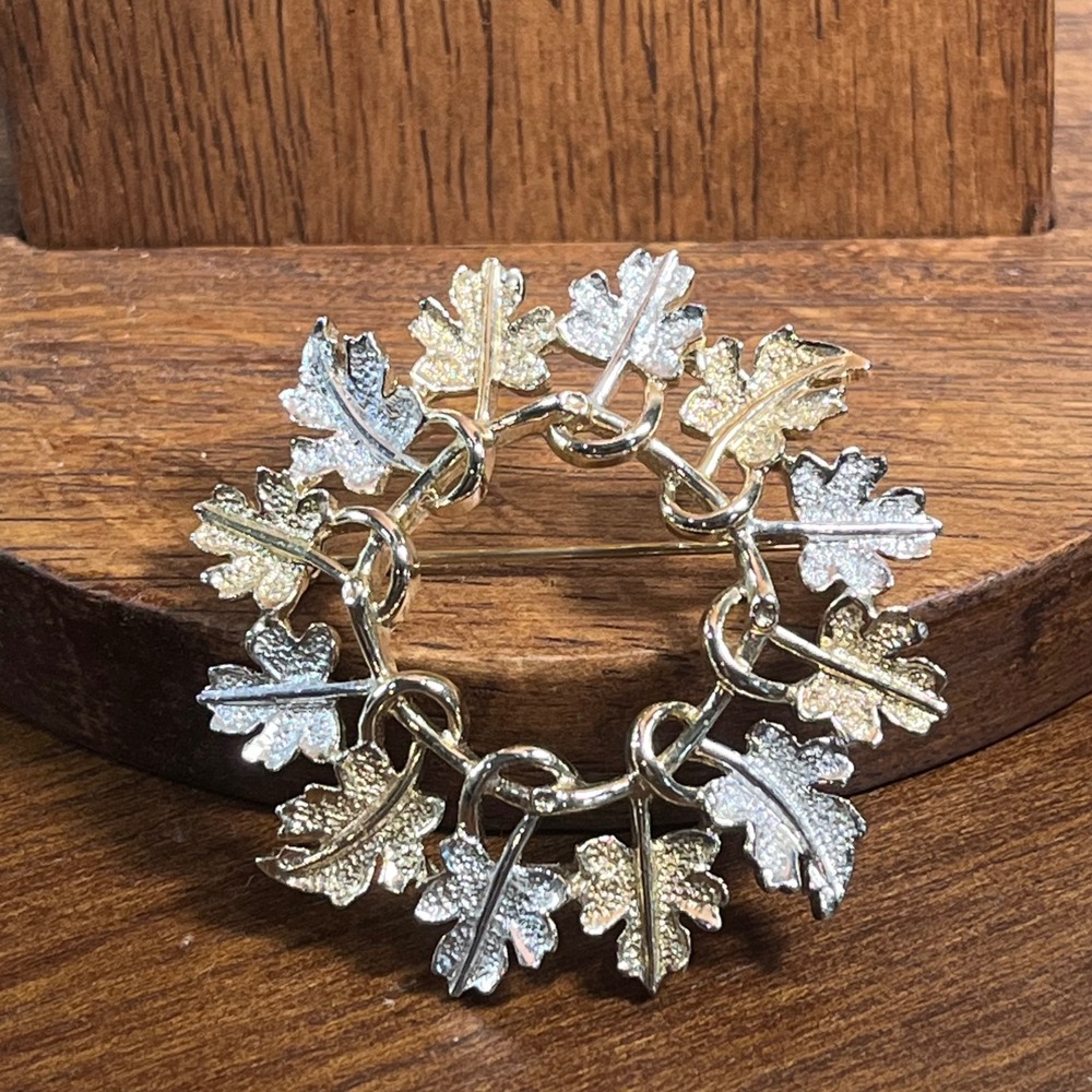 Vtg Sarah Coventry Two Tone Leaf Wreath Brooch Gold Silver Pin 1.5 Inch